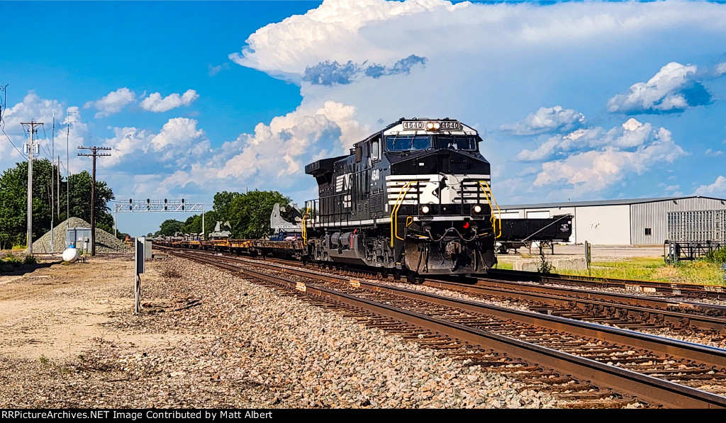 NS 4640 leading an empty blade train solo